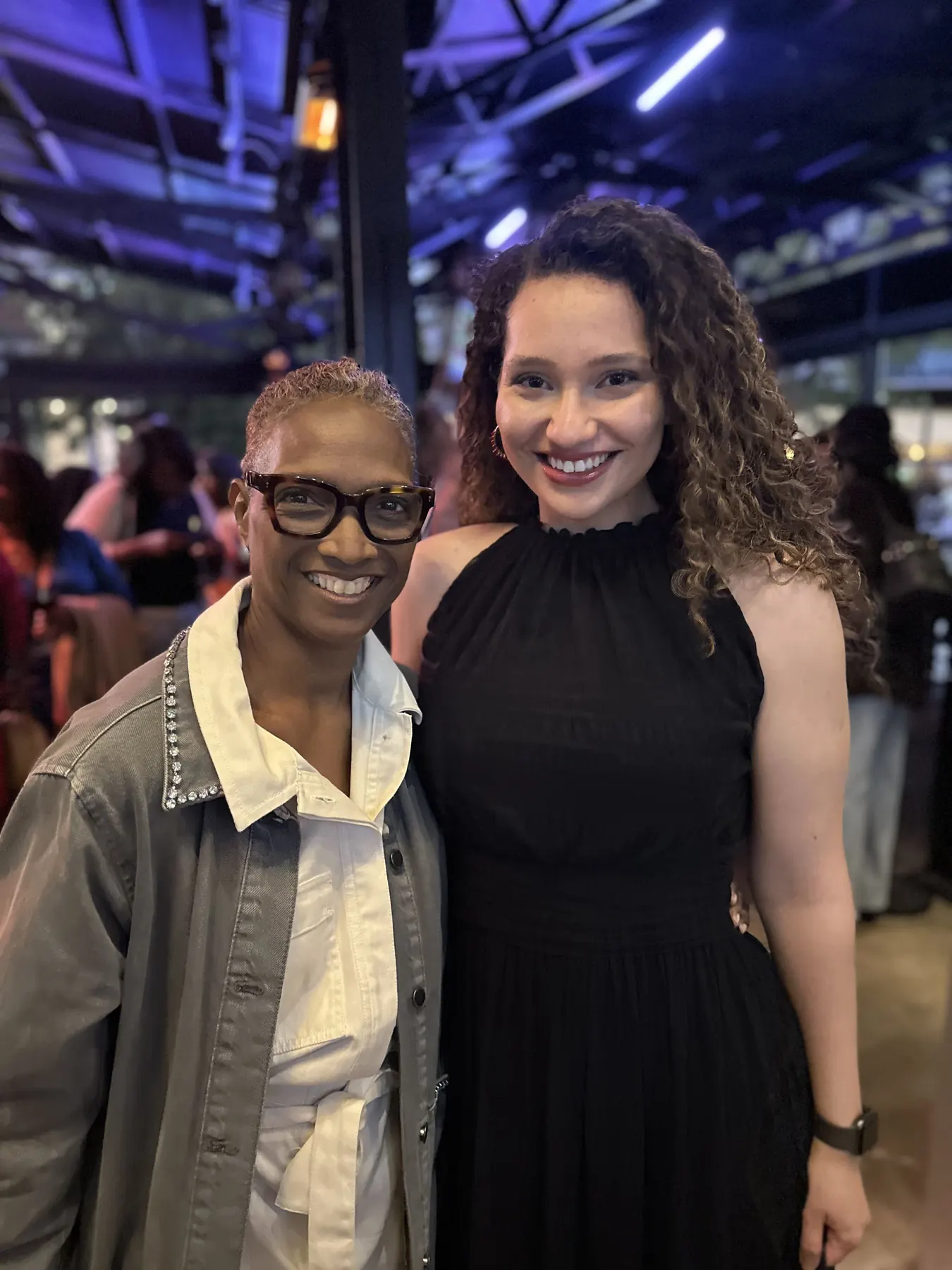 Two smiling guests at an evening event
